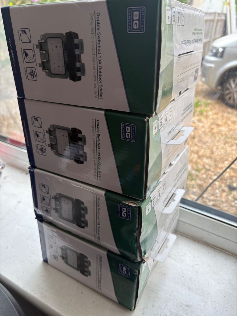 Weatherproof outdoor sockets new x 4