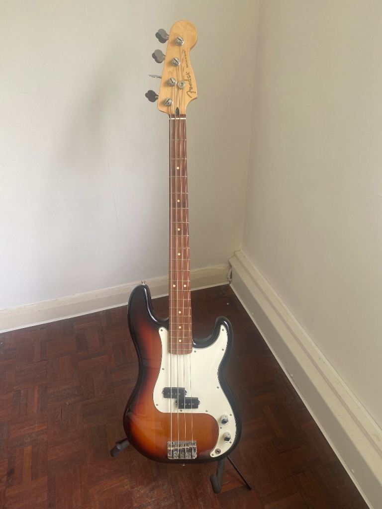 Fender Player Series Precision Bass in three tone Sunburst