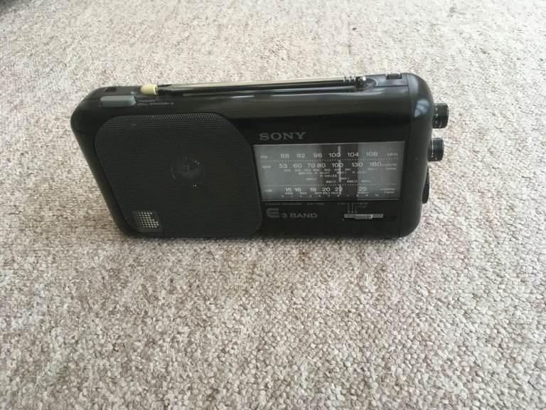 SONY PORTABLE RADIO model ICF-760L