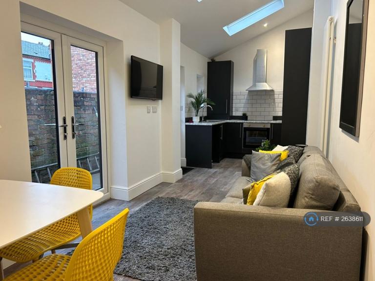 2 bedroom flat in Stockport Road, Cheadle, SK8 (2 bed) (#2638611)