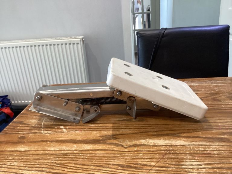 Auxiliary outboard motor bracket 