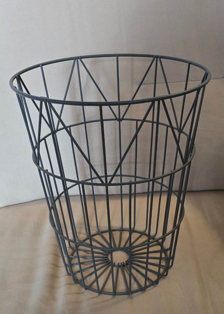 Geometric metal wire wastebasket
