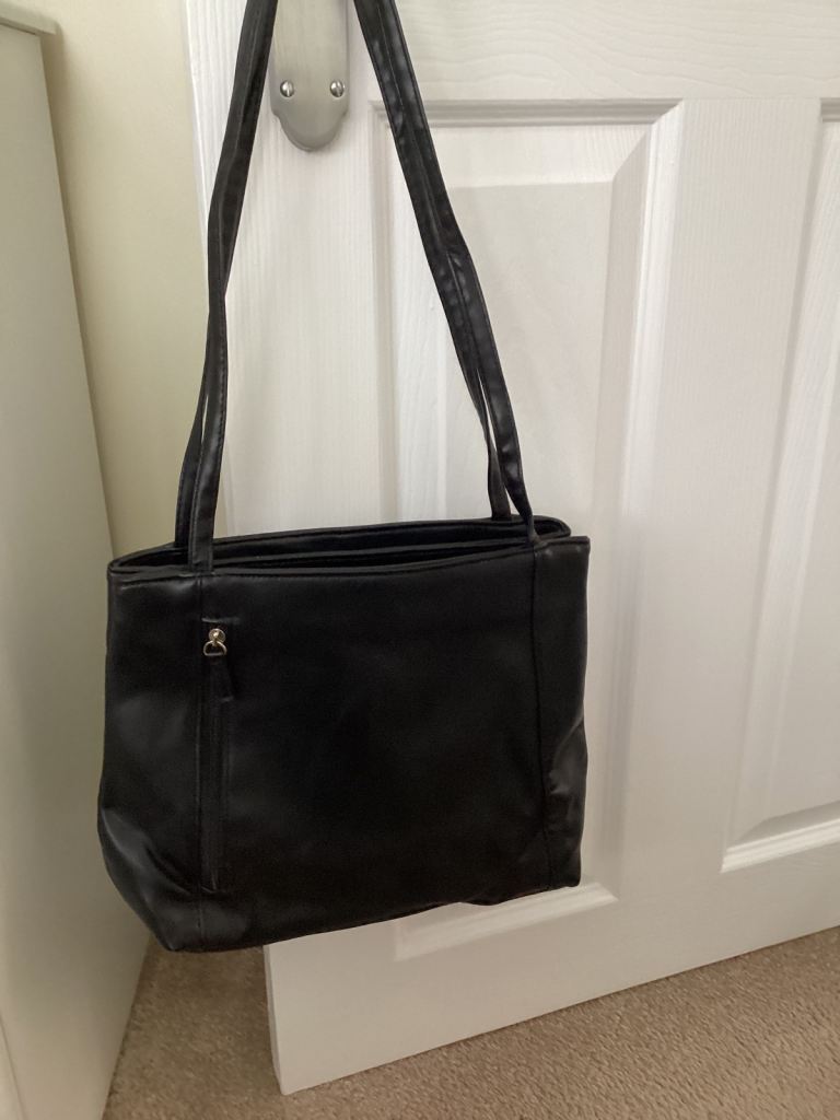 Black shoulder bag with front zip 
