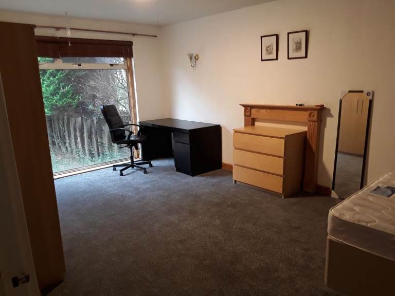 Double bed to rent near KING'S Buildings Cameron TOLL LIBERTON 