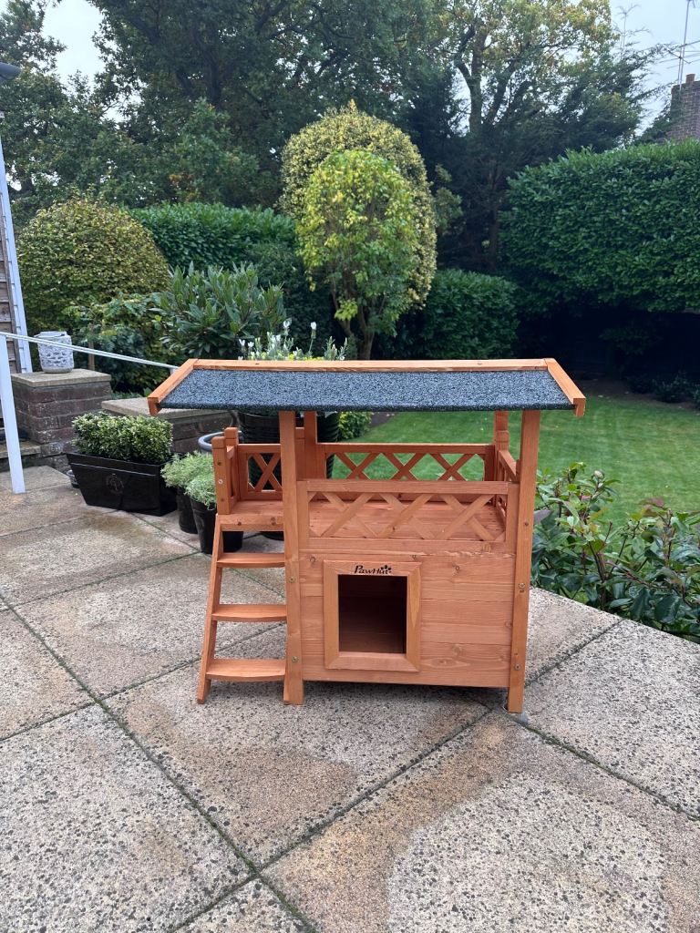 Cat house with indoor shelter/bed 
