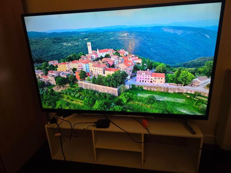 55" TV HITACHI + SHELF