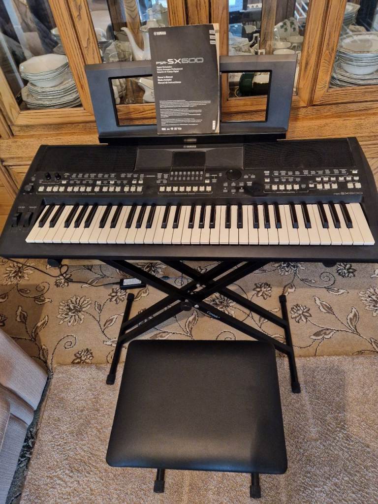 Yamaha SX600 arranger keyboard