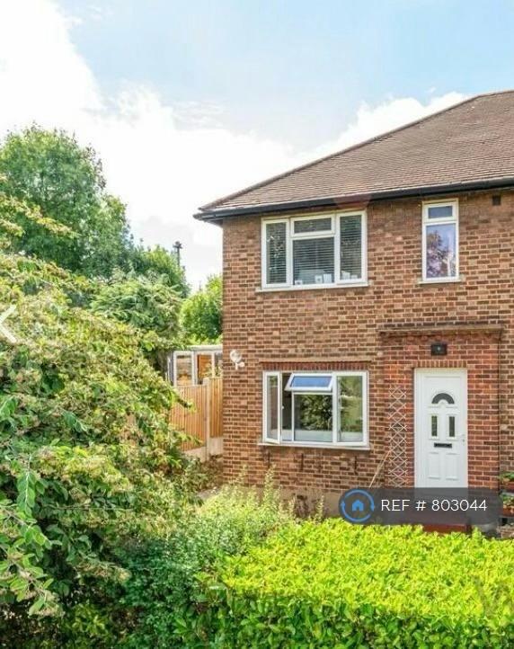 2 bedroom flat in St Barnabas Road, Woodford Green, IG8 (2 bed) (#803044)