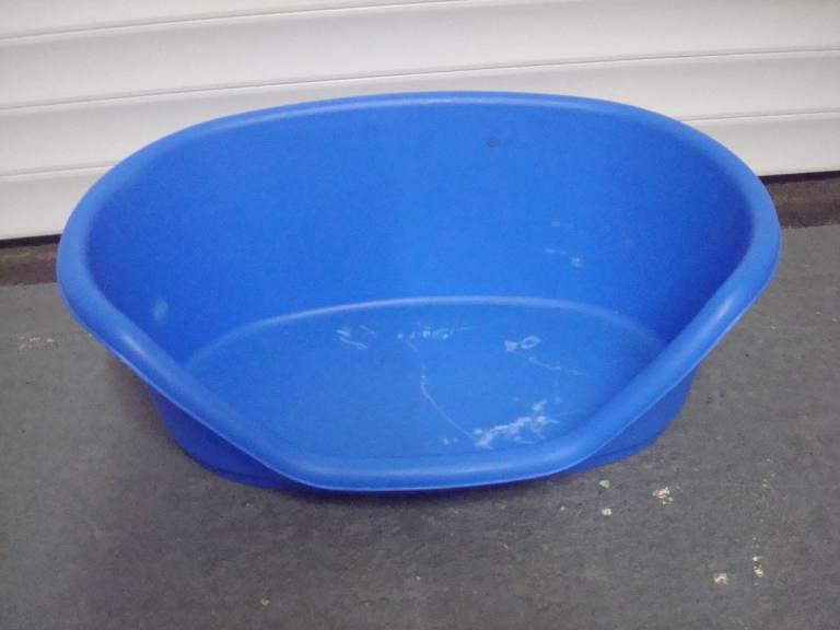 DOG/PET BED IN GOOD CONDITION FOR A SMALL DOG CAT OR ANY ANIMAL.