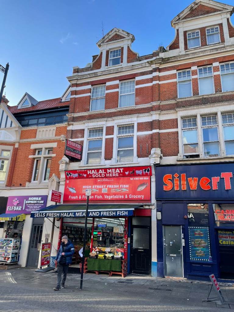Spacious studio flat located on Harlesden High Street