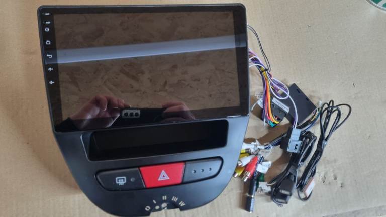 Aygo Peugeot 107 Citroen C1 Android / iPhone 10" carplay radio with reversing camera