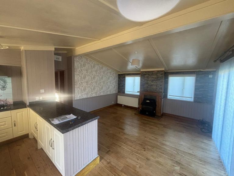 “KERMIT” WOOD CABIN LODGE 2 BED TWIN LODGE 40FT X 20FT | SHOWER & BATH