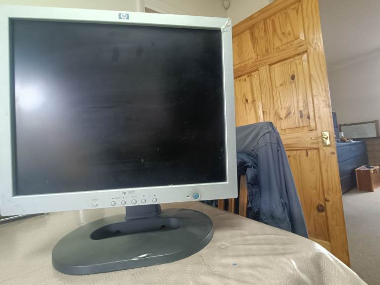  HP computer monitor