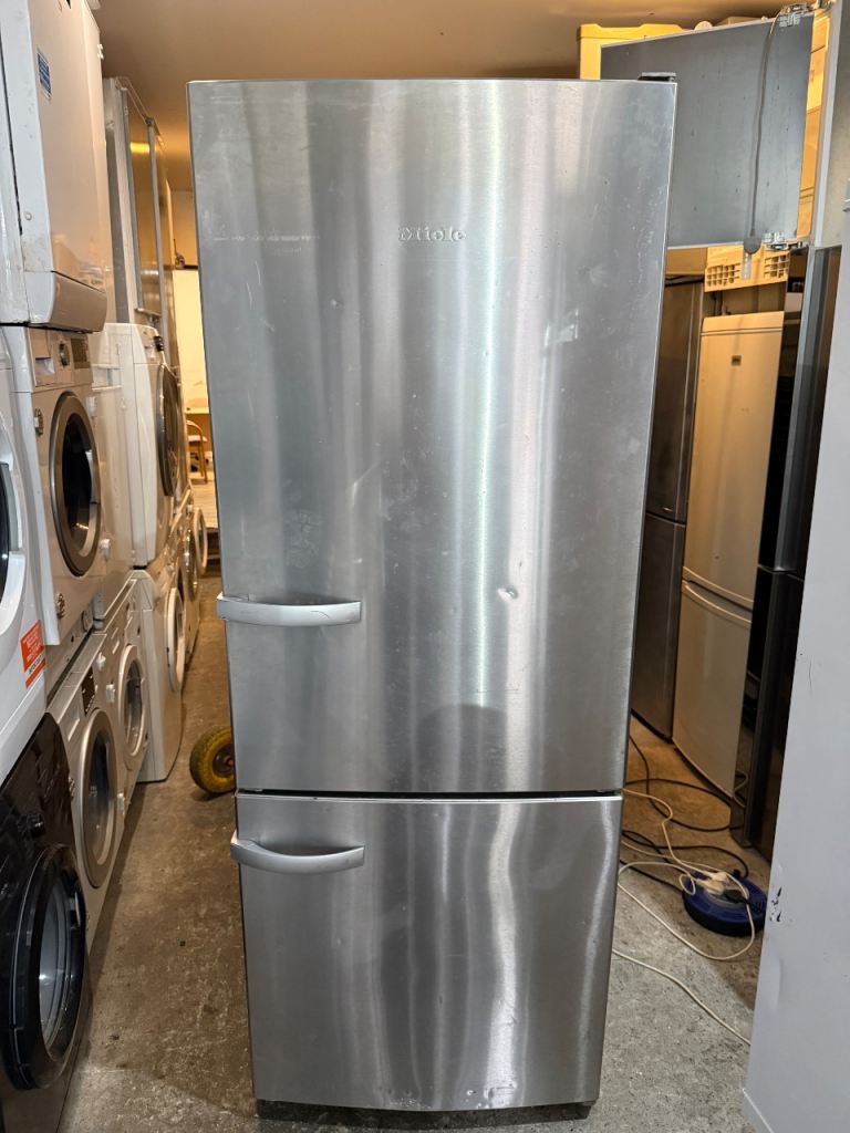 Miele 700 cm Wide Stainless Steel Fridge Freezer – Silver Colour With Free Delivery 🚚 