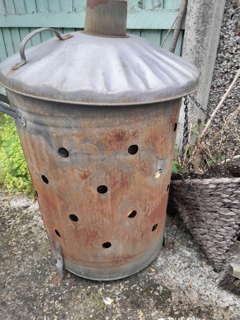 Bin for burning rubbish