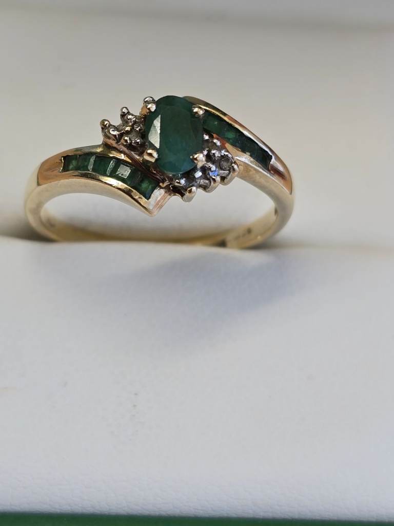 9CT GOLD EMERALD TWIST DRESS RING EMERALD CENTRE STONE WITH EMERALD SHOULDERS