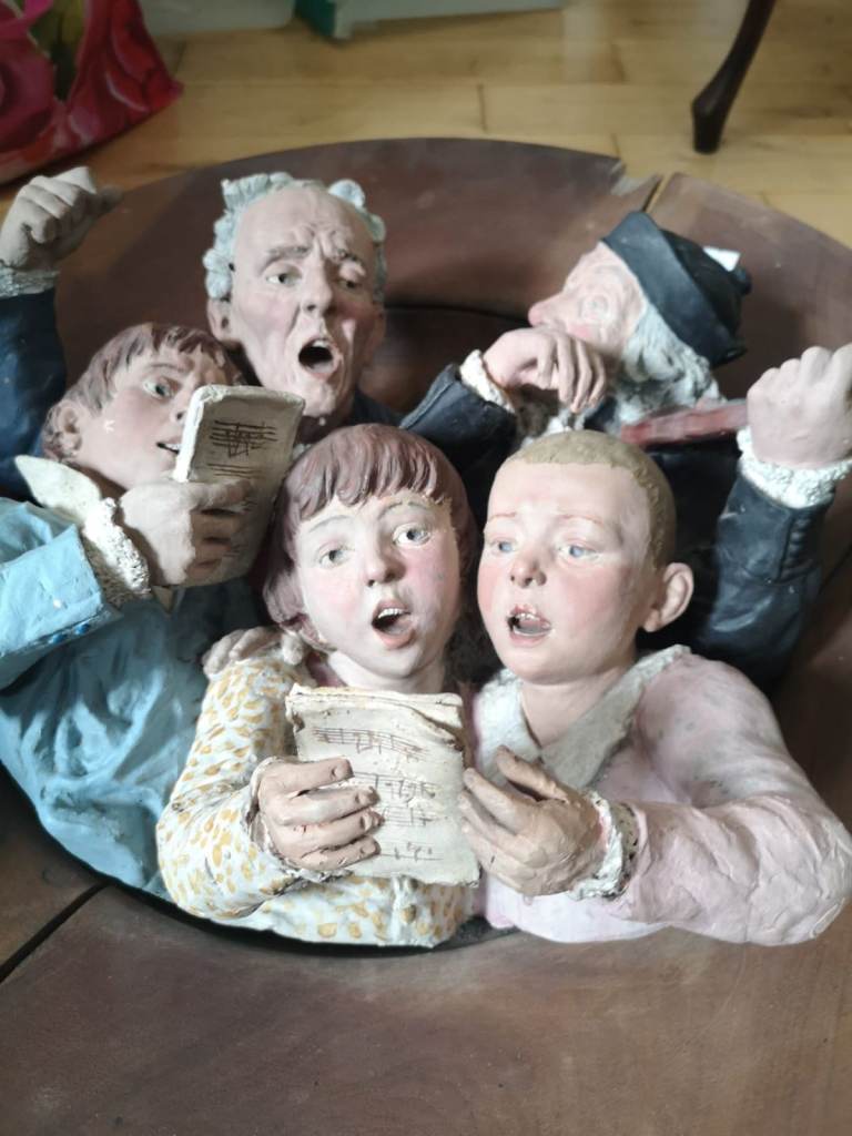 Decorative item 86 cms wide. Austrian singers in 3 d