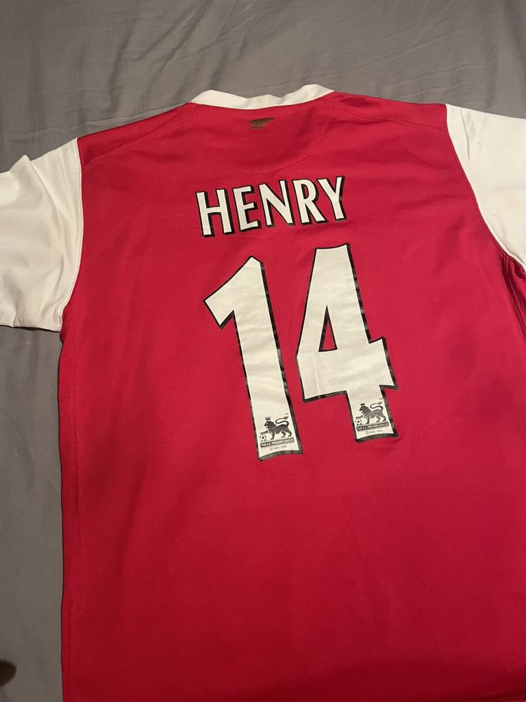 Arsenal memorabilia football top 