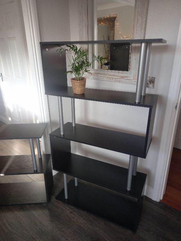 Free standing shelving units