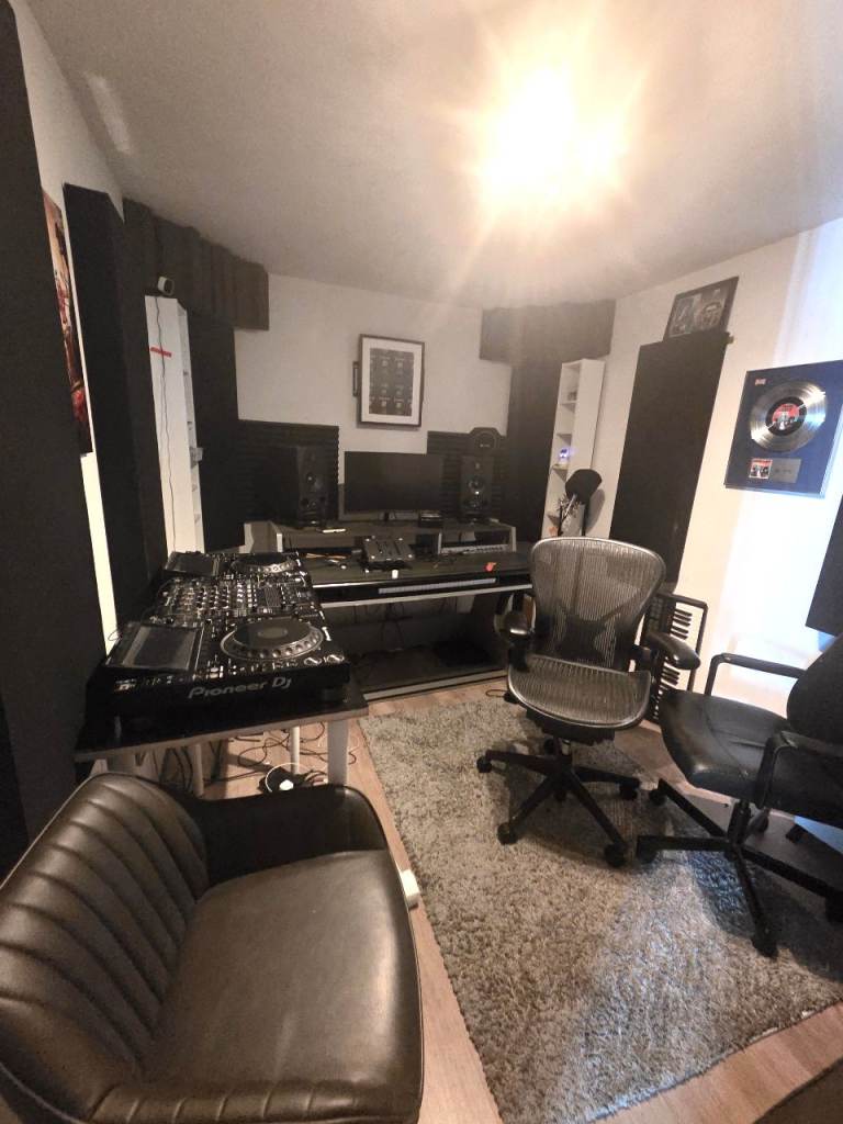 Soundproof Music Production / Podcasting / Recording Studio Archway - North London N19