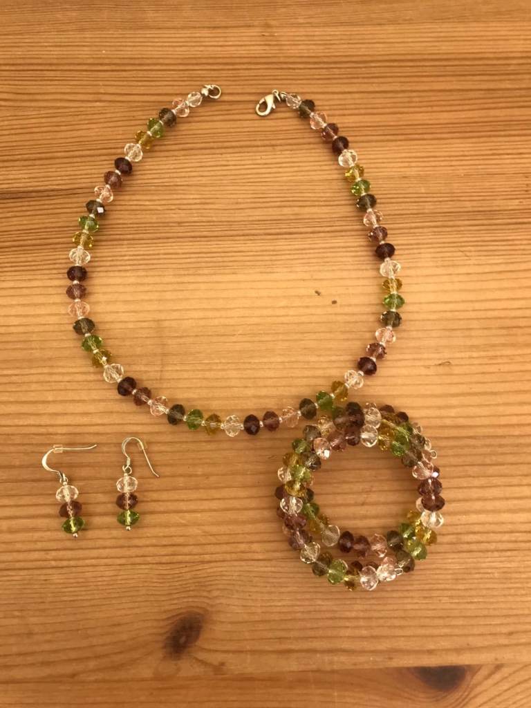 image for Very pretty jewellery set: necklace 40 cms, expanding bracelet & earrings