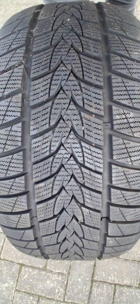 2 x Imperial snowdragon 225/40R18