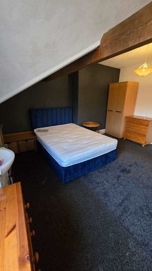 Large room in shared house, Wakefield