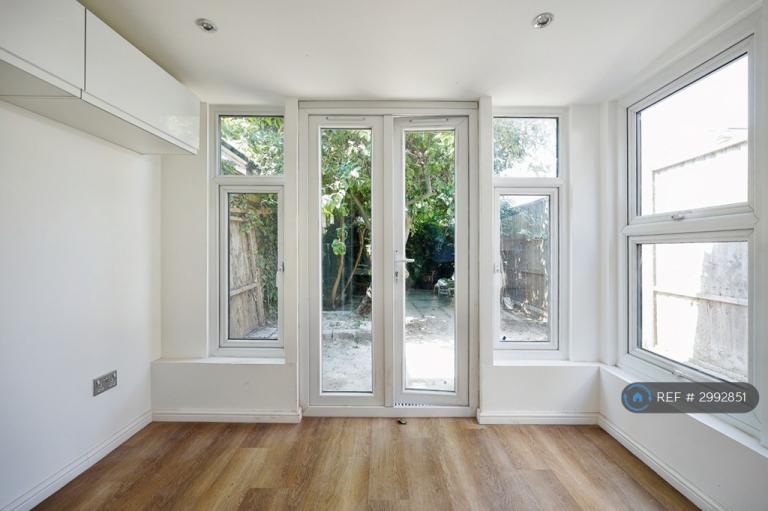 3 bedroom house in Trafalgar Road, London, SE10 (3 bed) (#2992851)