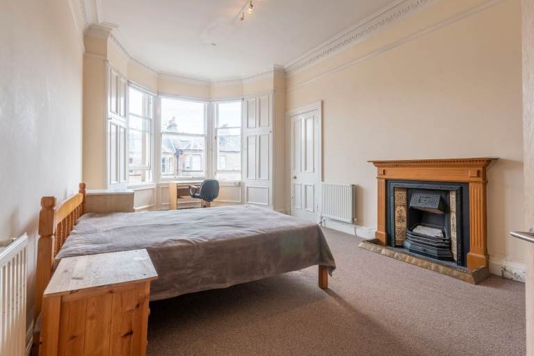 Large, traditional, 4-bedroom, HMO flat in the heart of Marchmont – available July 