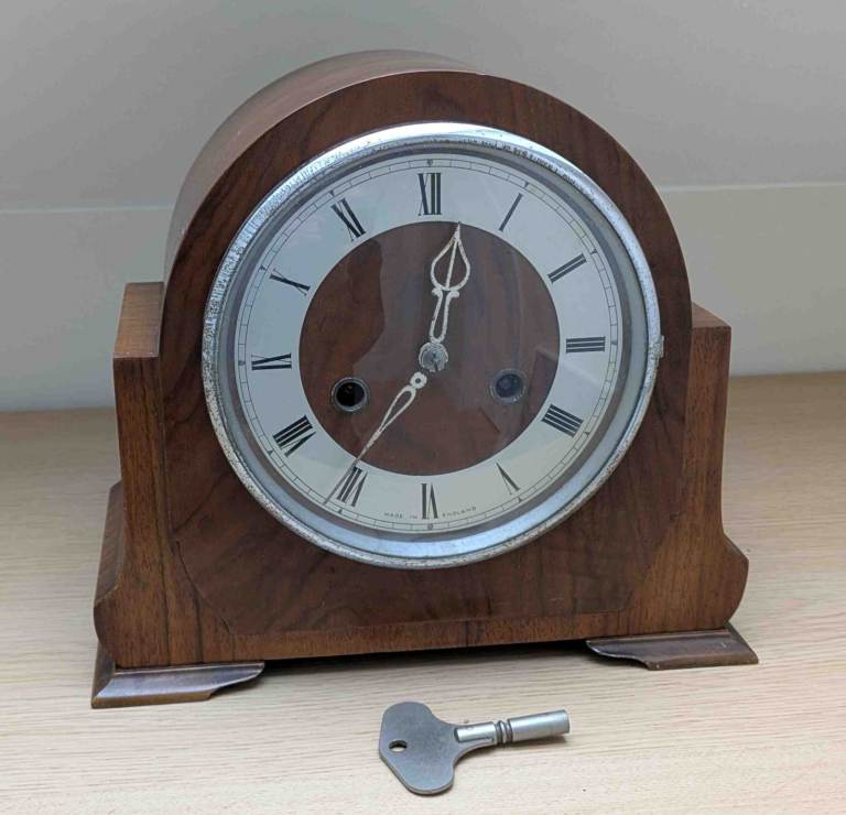 Vintage Smiths of Enfield striking 8-day mantel clock with key and pendulum, requires maintenance