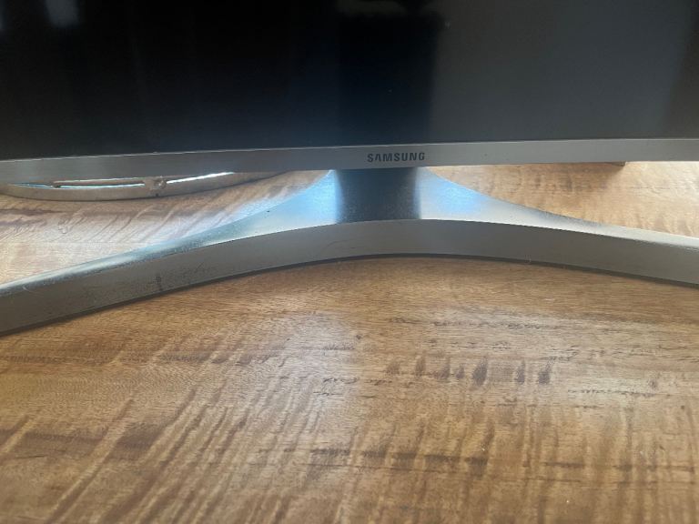 Samsung curve TV with Stand – 43” Good Condition