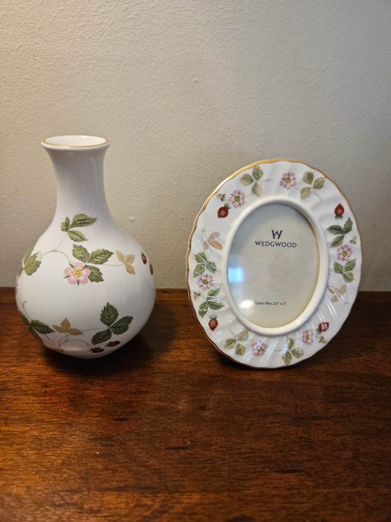 WEDGEWOOD Wild Strawberry Bone China Photo Frame and Vase 9 Pounds for Both - AS NEW