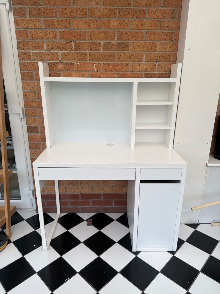 White desk 
