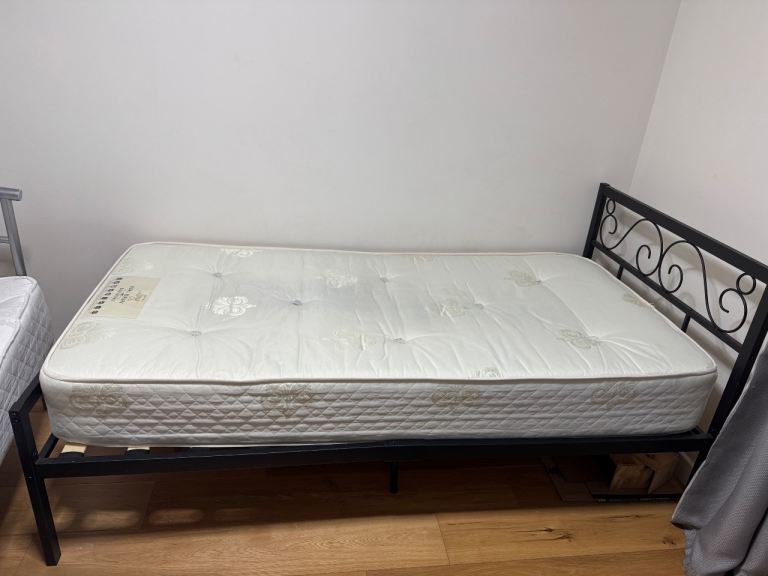 2x single beds with mattresses