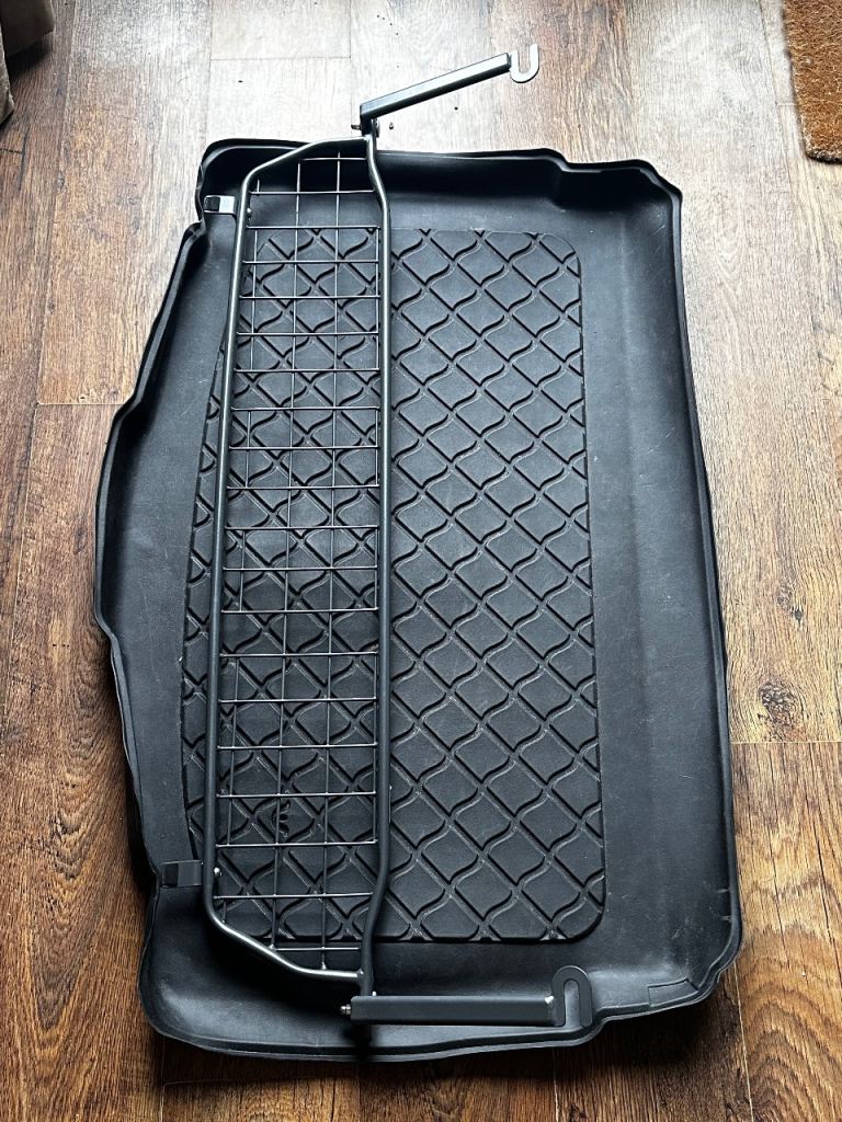 Travall Dog Guard for VW T ROC 2023 + Free Lower Boot Liner