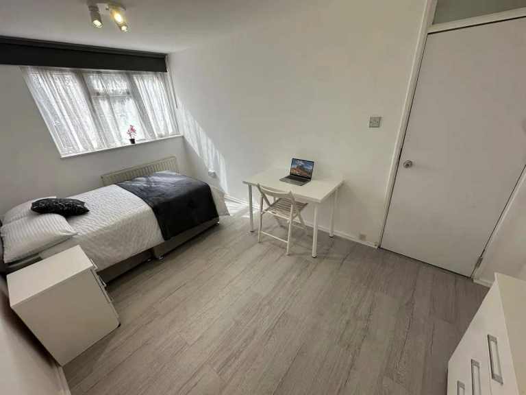 🏠 LARGE DOUBLE ROOM TO RENT IN WHITECHAPEL 💫
