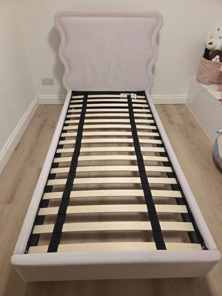 Light lilac single bed