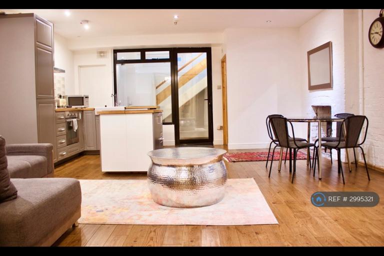 2 bedroom flat in Fullwood's Mews, London, N1 (2 bed) (#2995321)