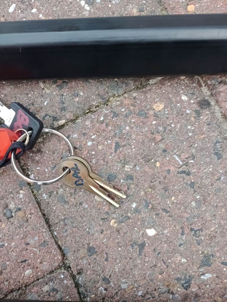 Roof Bars, Thule, 2 Keys, Model Unknown 