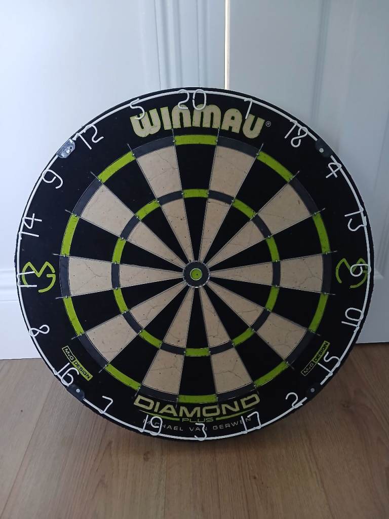 MvG dartboard and 6 darts