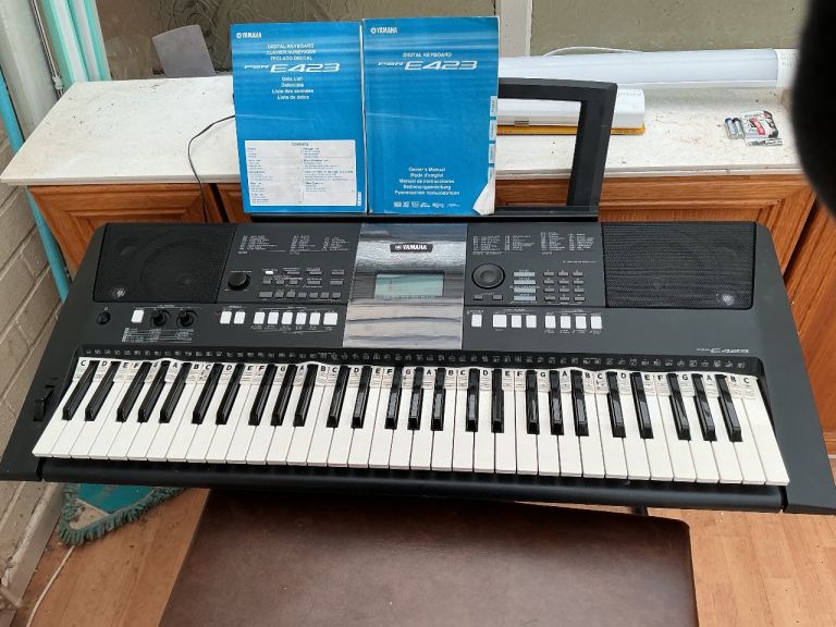 Yamaha PSR E423 electric keyboard