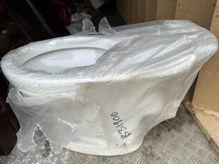 BRAND NEW TOILET MADE IN ITALY WHITE SEATS AND BACKING AVAILABLE 