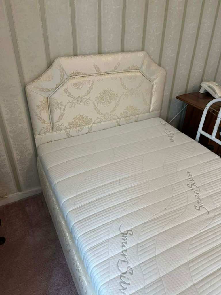 £5,000 Oak Tree Mobility Electric Operated 3ft 6" Single Bed. Located in Clevedon near Bristol