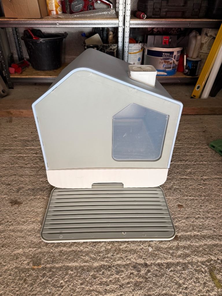 Enclosed cat litter box 