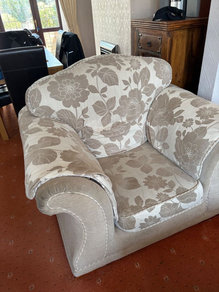 Sofa’s and 2 chairs 