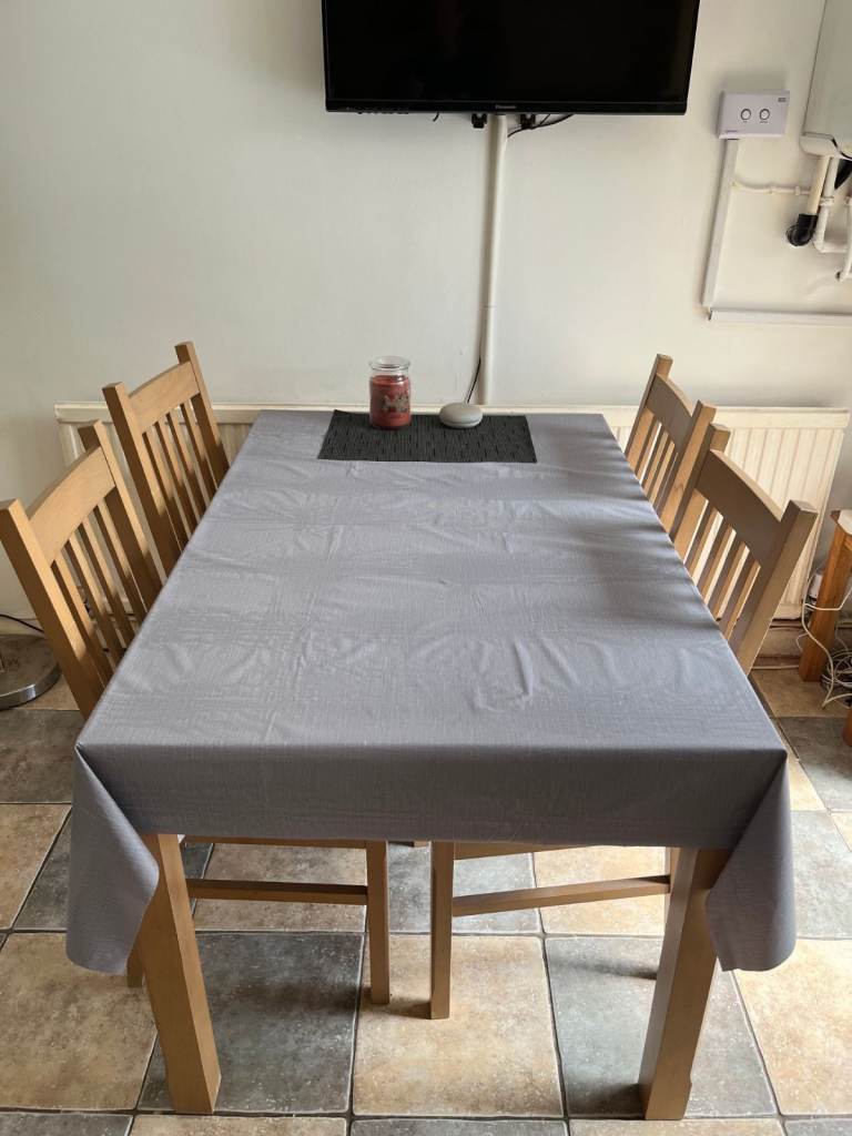 table and chairs 4 used and extends