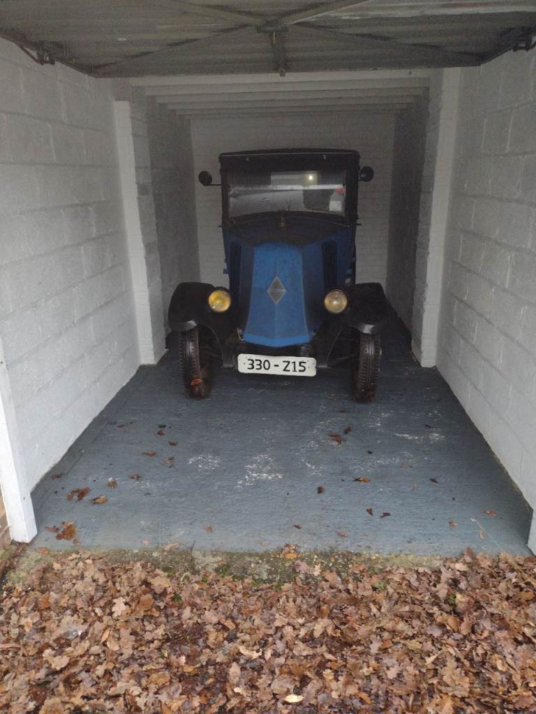Garage for sale (old car also available!!) - Hunters Crescent, Romsey