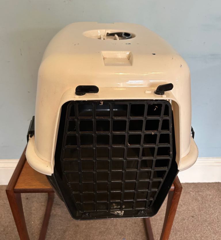 Plastic Pet Carrier H14in/36cm W14in/36cm L23in/59cm Good condition  J029