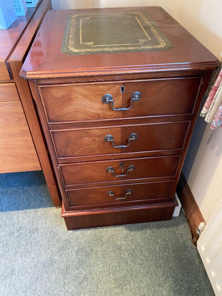 Wooden 2 draw filing cabinet with key to lock 