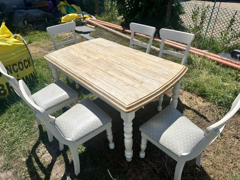 Solid Wood Dining Table & 6 Chairs – Shabby Chic/Farmhouse Style – Good Condition
